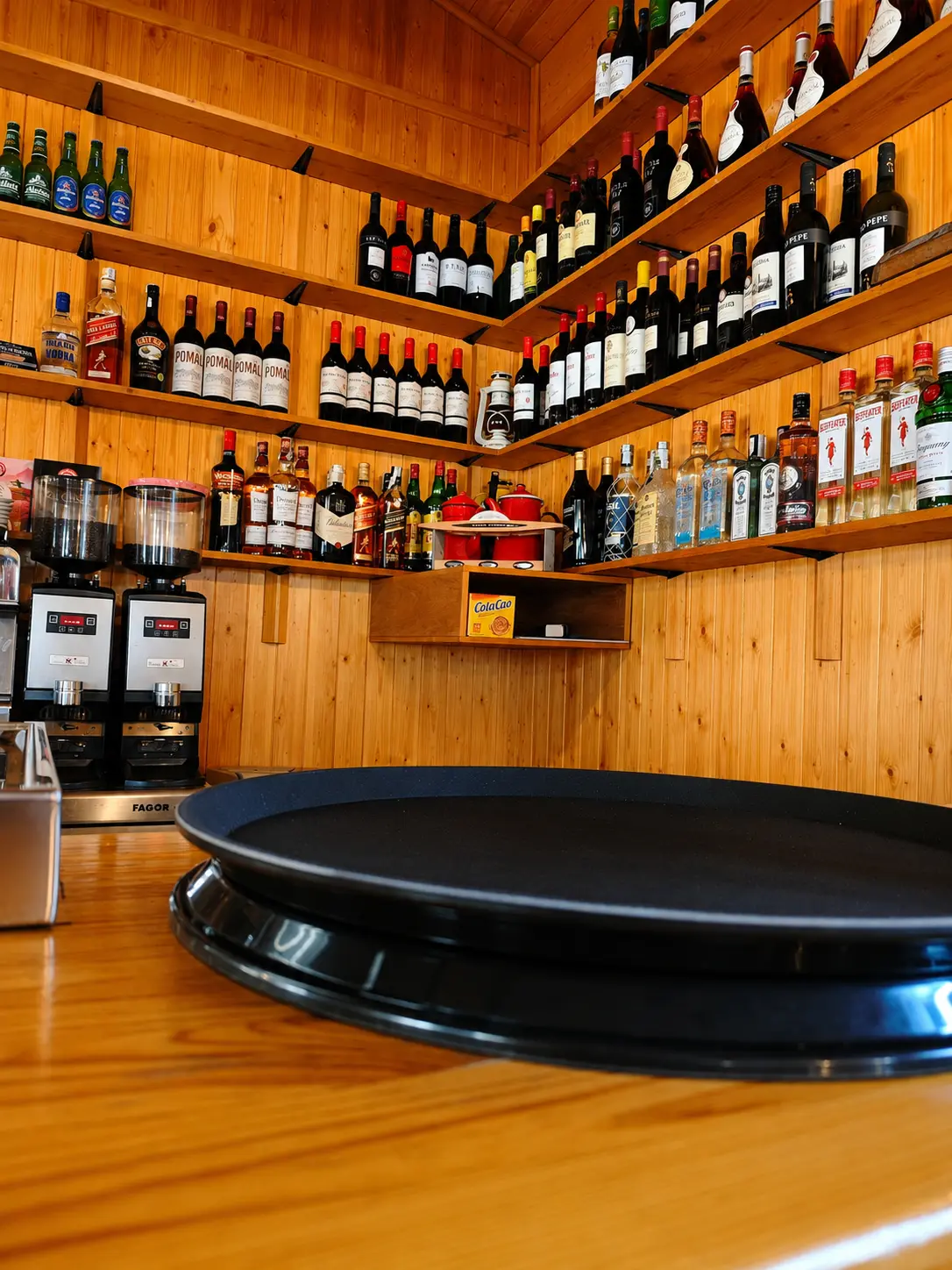 Estanterías con botellas de vino y licores